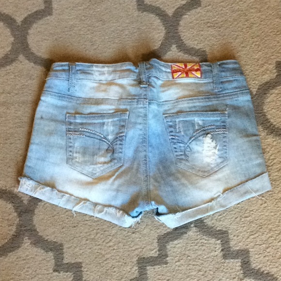 Distressed shorts - Picture 2 of 3